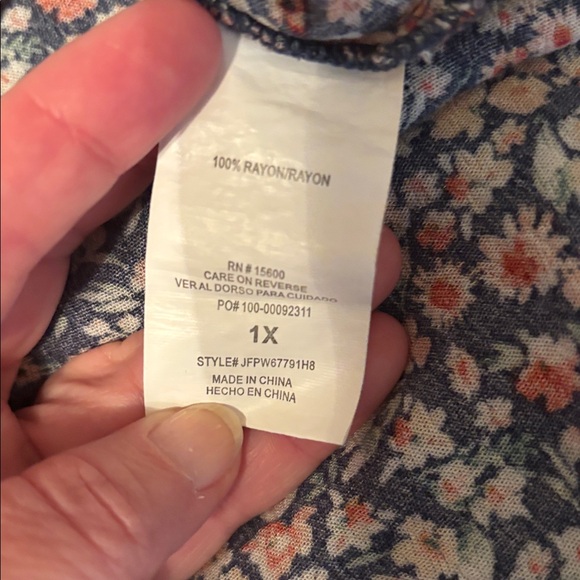 Elegant Floral V-Neck Blouse - Picture 12 of 12